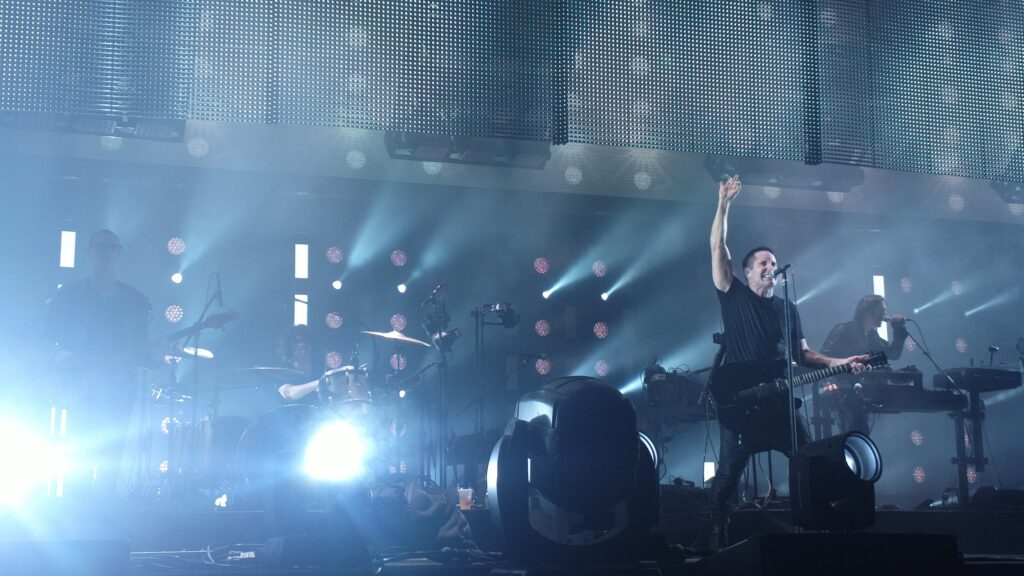 2560px-Nine_inch_nails_-_Staples_Center_-_11-8-13_10755555065_16053de956_o-1024x576.jpg