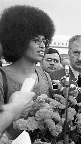 Trotsky et Angela Davis appellent à une socialisation des tâches domestiques 
