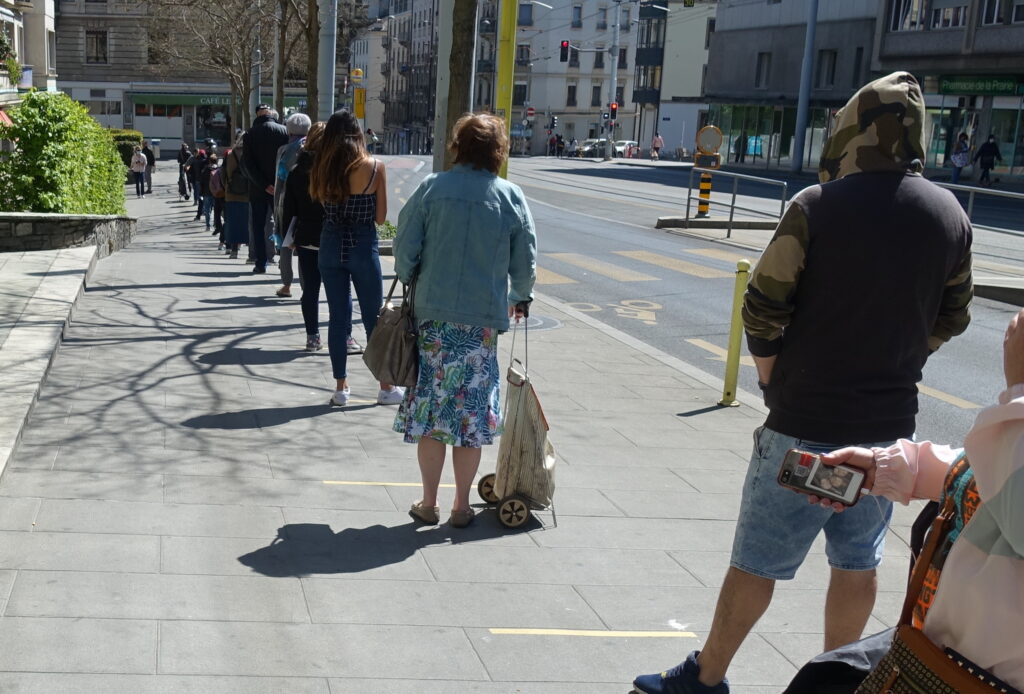 COVID19-GE-queue_poste_rue_Servette-6-1024x694.jpg