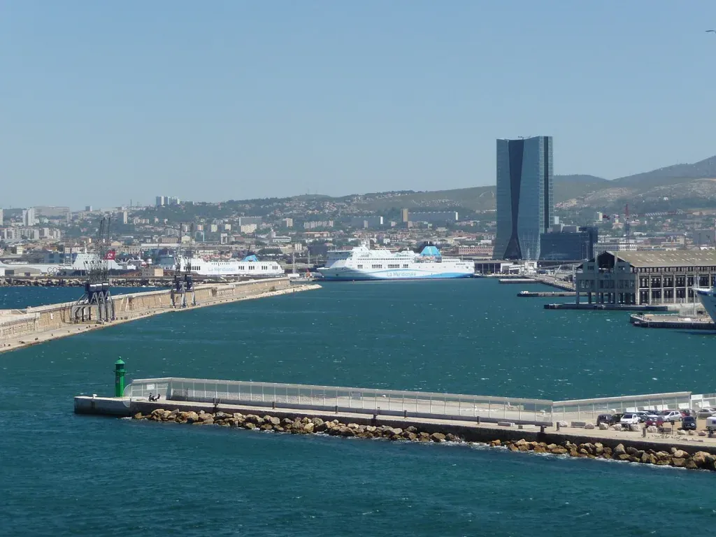 Digue_du_Fort_Saint-Jean_Marseille_-_panoramio_1-1024x768.webp