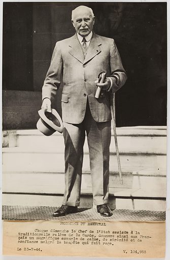 YP0778842_Propaganda-photograph-portrait-of-Marshal-Petain-waving-to-the-crowd-during-the-Changing-of-the-Guard.jpg