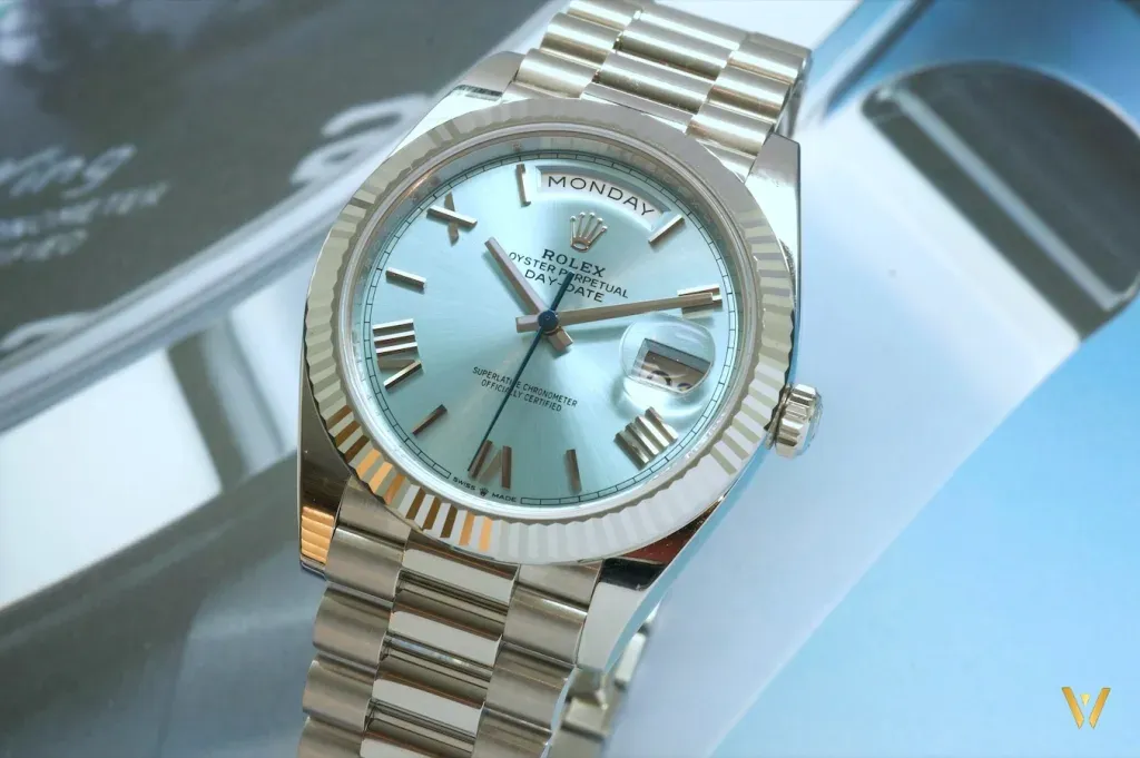 rolex-day-date-platine-lunette-cannelee-platine-avis-prix-1024x681.webp