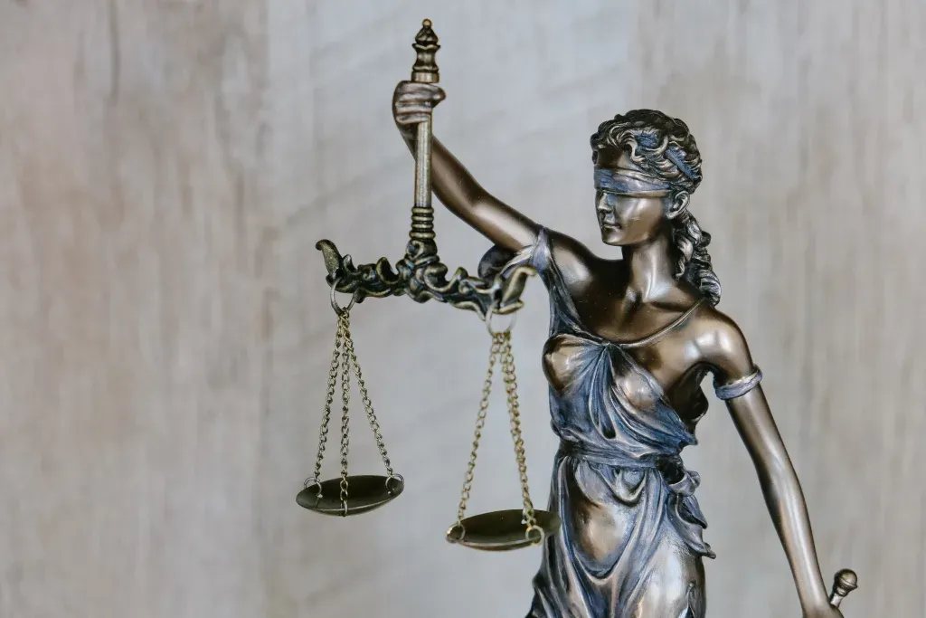 Marx réalise une critique du droit